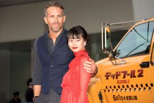 左から忽那汐里、ライアン・レイノルズ。