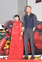 左から忽那汐里、ライアン・レイノルズ。