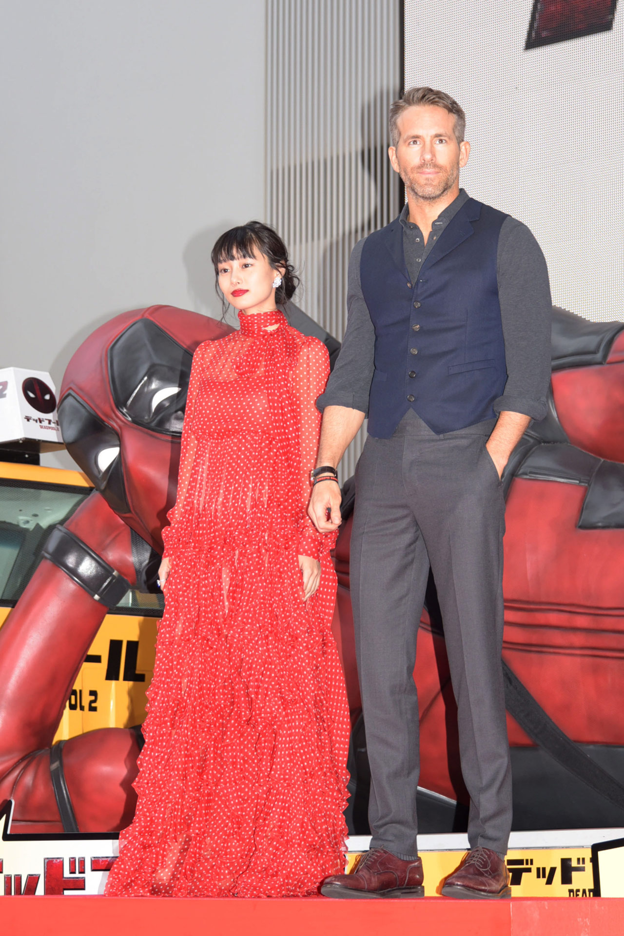 左から忽那汐里、ライアン・レイノルズ。