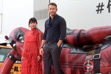 「デッドプール2」ジャパンスペシャルイベントにて、左から忽那汐里、ライアン・レイノルズ。