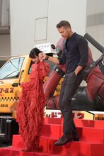 ライアン・レイノルズ（右）が忽那汐里（左）をエスコートする様子。