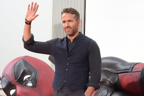 手を振るライアン・レイノルズ。