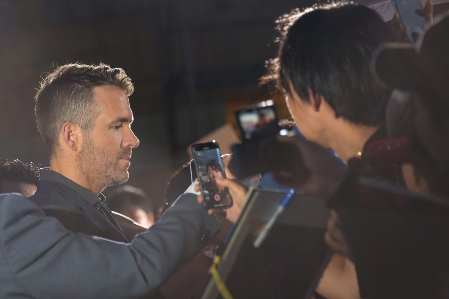 ファンサービスを行うライアン・レイノルズ。