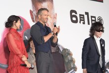 左から忽那汐里、ライアン・レイノルズ、Toshl。