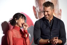 談笑するライアン・レイノルズ（右）と忽那汐里（左）。