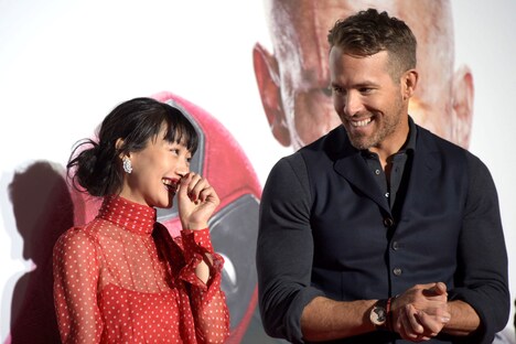 談笑するライアン・レイノルズ（右）と忽那汐里（左）。