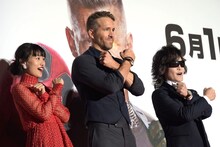 “Xフォース”ポーズを決める登壇者たち。左から忽那汐里、ライアン・レイノルズ、Toshl。