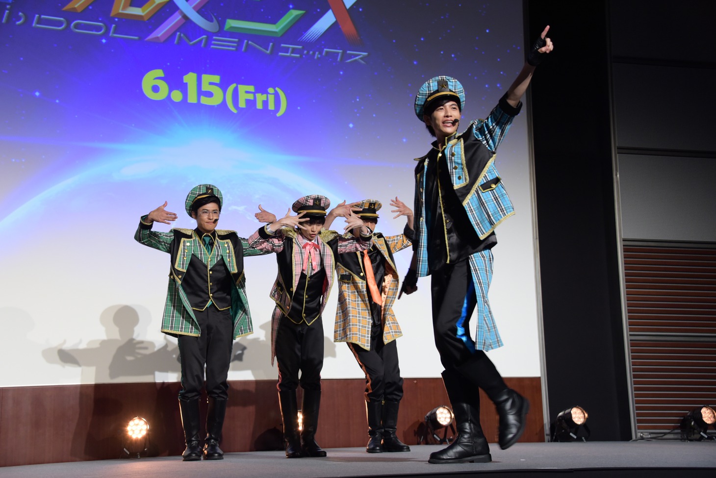 主題歌「参上!!ドルメンX」のパフォーマンスの様子。