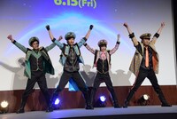主題歌「参上!!ドルメンX」のパフォーマンスの様子。