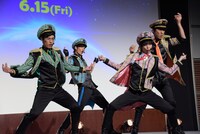 主題歌「参上!!ドルメンX」のパフォーマンスの様子。