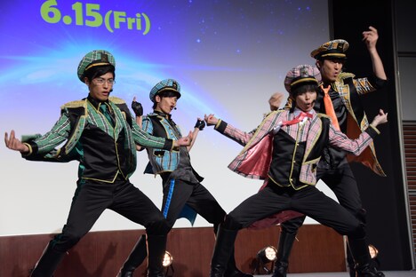 主題歌「参上!!ドルメンX」のパフォーマンスの様子。