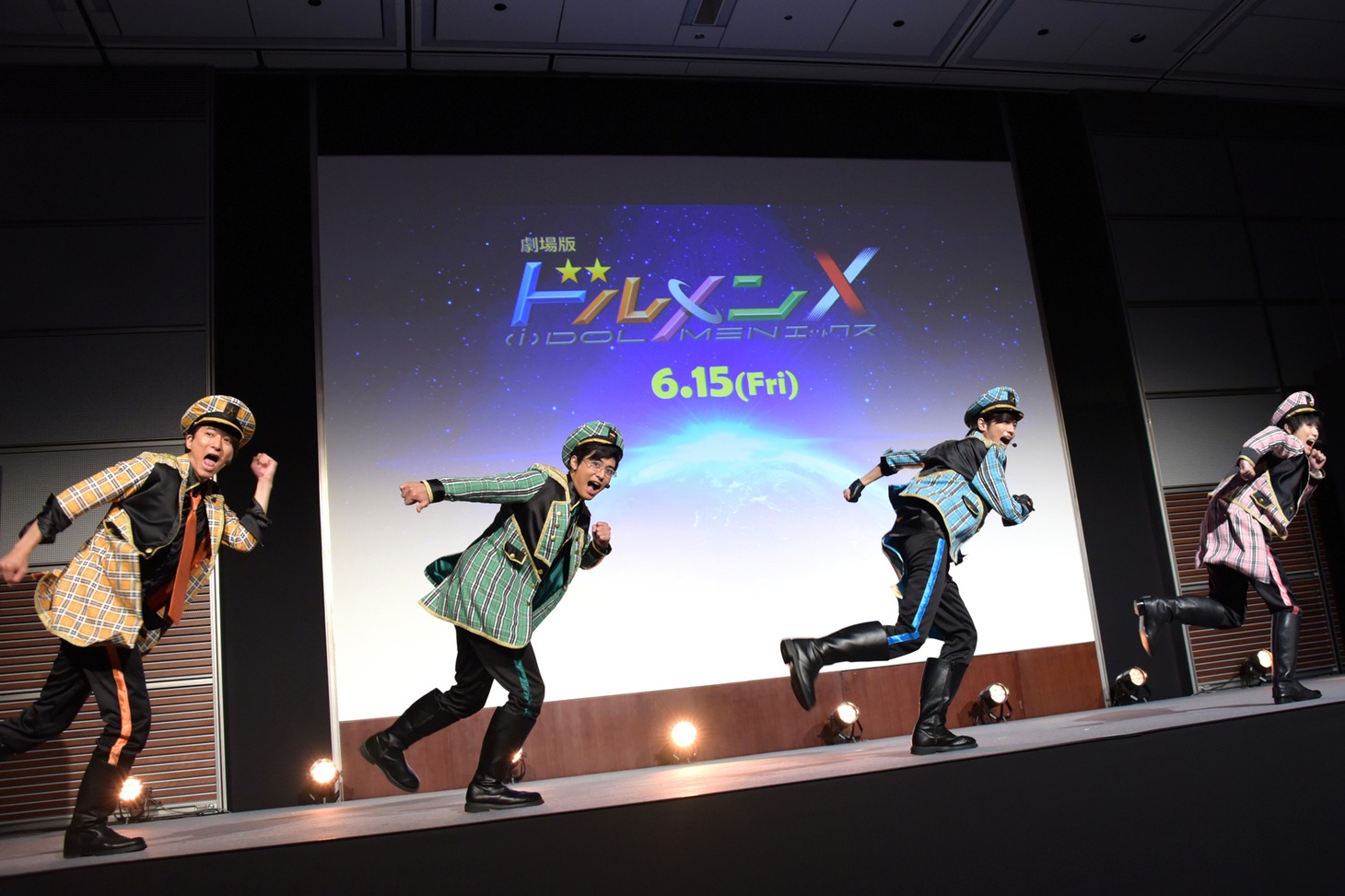 主題歌「参上!!ドルメンX」のパフォーマンスの様子。