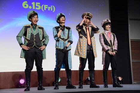 主題歌「参上!!ドルメンX」のパフォーマンスを終え、息切れするメンバーたち。