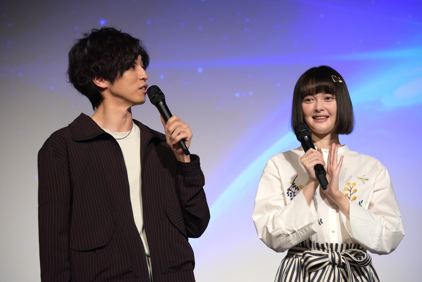 左から桐山漣、玉城ティナ。