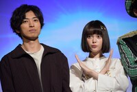 左から桐山漣、玉城ティナ。