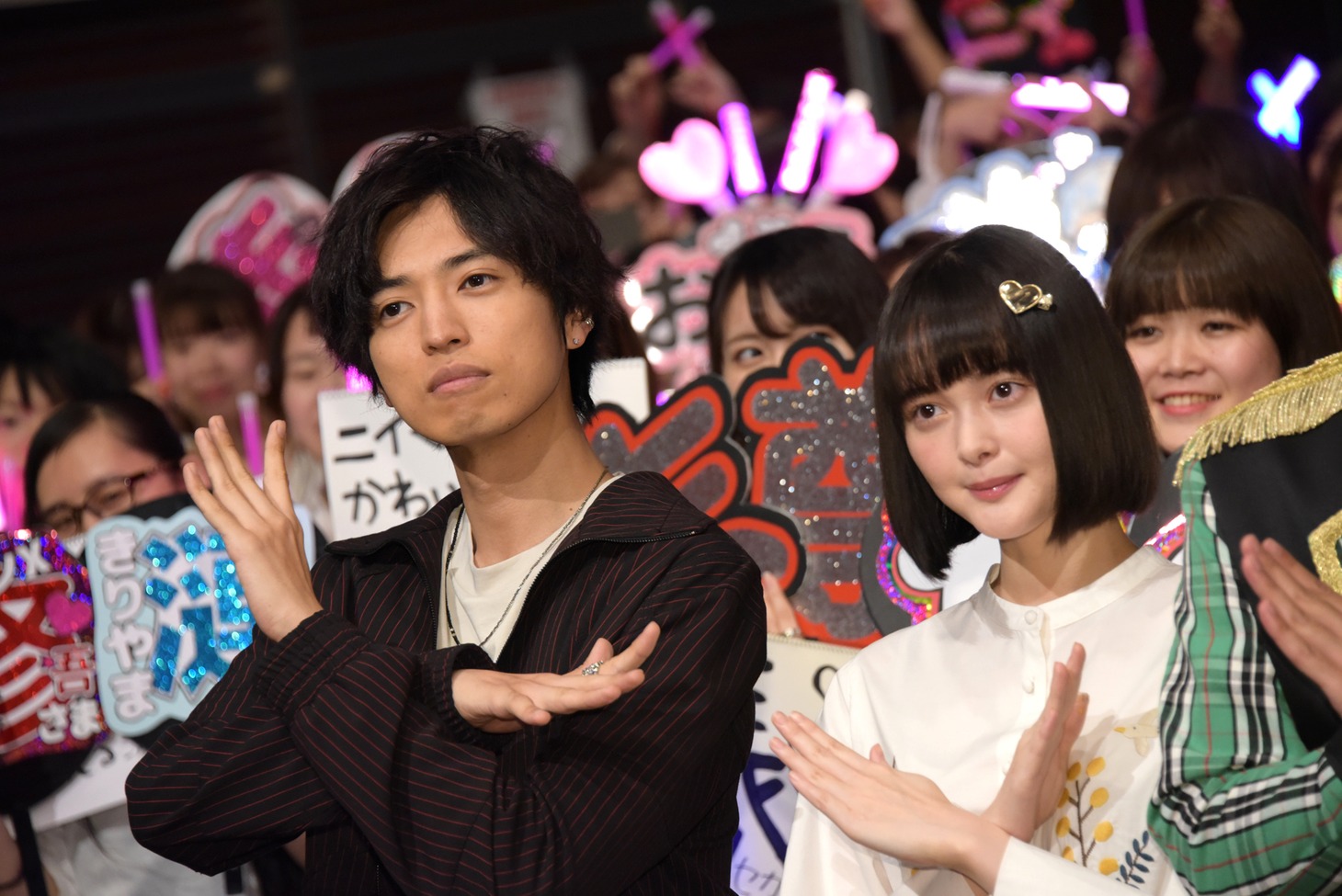 左から桐山漣、玉城ティナ。