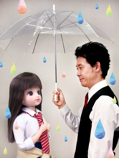 大泉洋（右）とともに劇中シーンを再現するリカちゃん（左）。