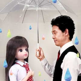 リカちゃんが大泉洋と「恋は雨上がりのように」劇中シーン再現、あきらコス披露