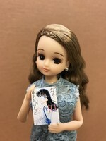 原作マンガを持つリカちゃん。