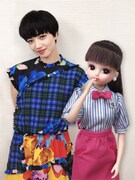 左から小松菜奈、リカちゃん。