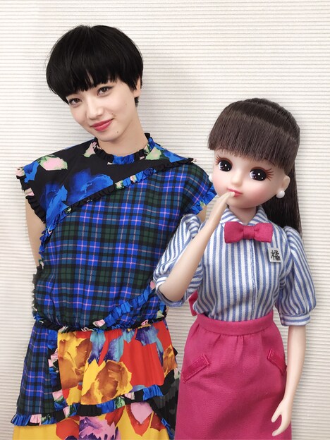 左から小松菜奈、リカちゃん。