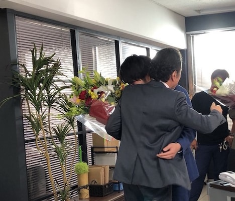 ハグをする田中圭（右）と吉田鋼太郎（左）。