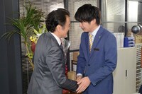 握手をする吉田鋼太郎（左）と田中圭（右）。