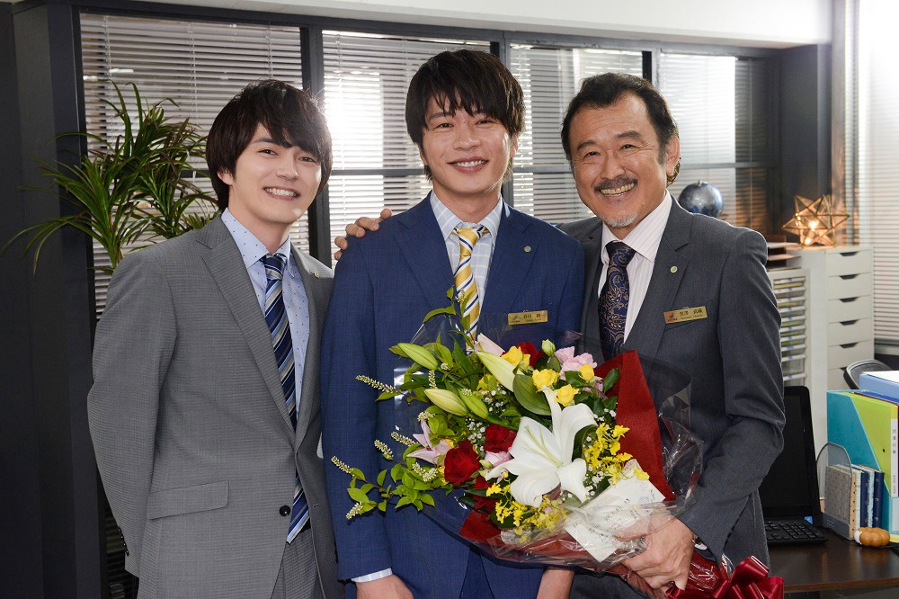 左から林遣都、田中圭、吉田鋼太郎。