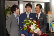 左から林遣都、田中圭、吉田鋼太郎。