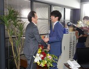 吉田鋼太郎（左）のクランクアップに、感極まり涙する田中圭（右）。