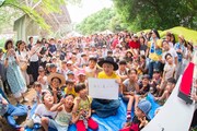 「吉田山田・山ちゃんの紙芝居」の様子。(写真提供:SLD Entertainment. Inc)