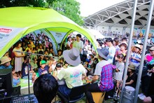 「吉田山田・山ちゃんの紙芝居」の様子。（写真提供：SLD Entertainment. Inc）