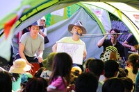 「吉田山田・山ちゃんの紙芝居」の様子。（写真提供：SLD Entertainment. Inc）