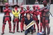 ライアン・レイノルズとデッドプールのコスプレイヤーたち。