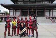 ライアン・レイノルズとデッドプールのコスプレイヤーたち。