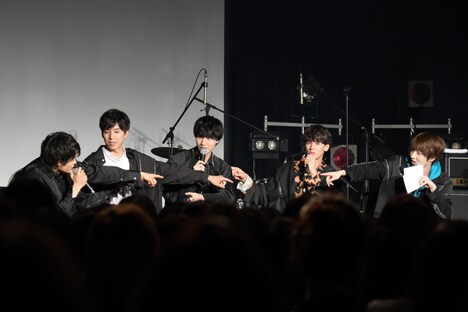 「女性だったら誰と付き合いたい？」という質問に答えるEVENの5人。