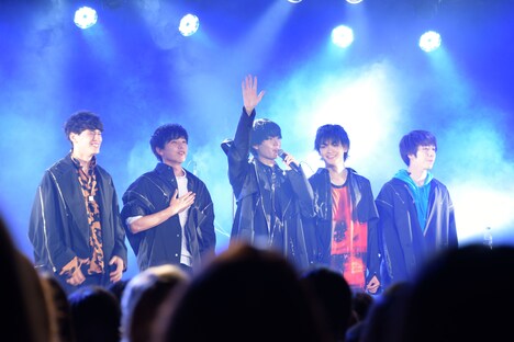 左から才川コージ、坂東龍汰、桜田通、栗原吾郎、櫻井圭佑。
