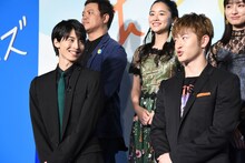 左から高杉真宙、佐野玲於。