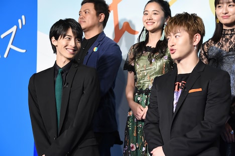 左から高杉真宙、佐野玲於。