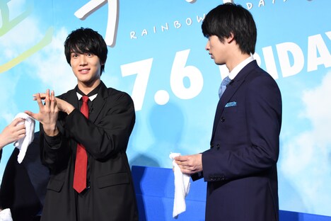 横浜流星（右）と、手にペンキが付いたことに驚く中川大志（左）。