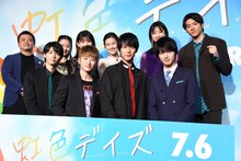 前列左から高杉真宙、佐野玲於、中川大志、横浜流星。後列左から飯塚健、堀田真由、吉川愛、恒松祐里、坂東希、山田裕貴。