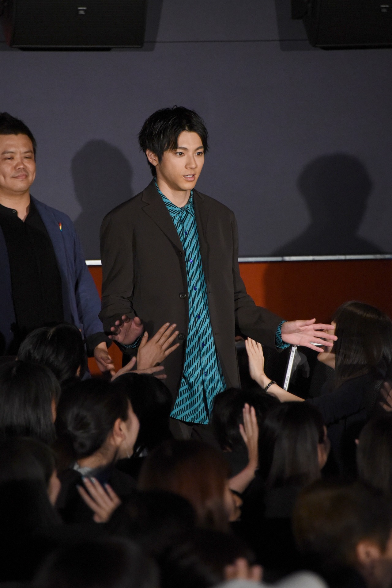 「虹色デイズ」完成披露の様子。