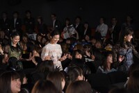 「虹色デイズ」完成披露の様子。