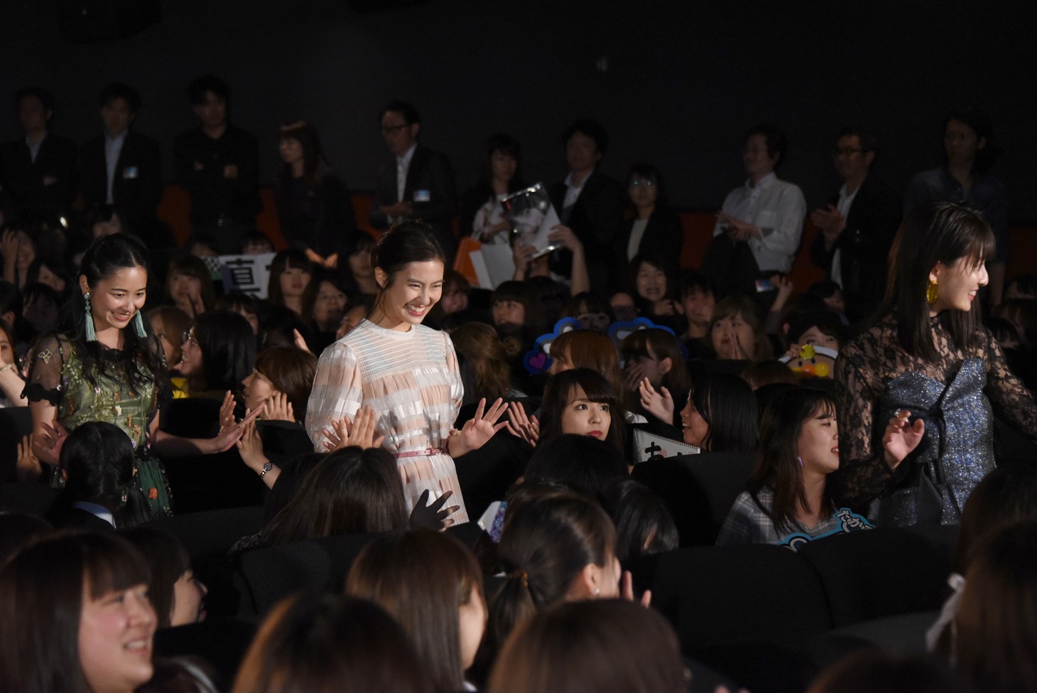 「虹色デイズ」完成披露の様子。