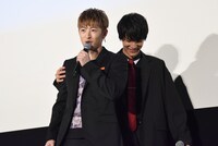 佐野玲於（左）の肩を抱く中川大志（右）。