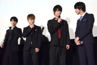 「虹色デイズ」完成披露の様子。