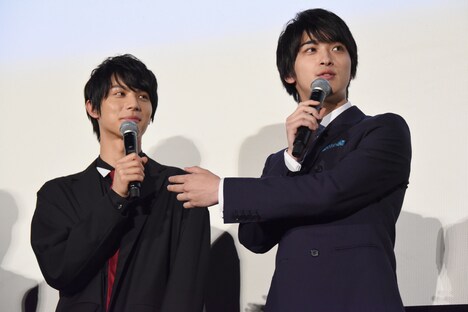 「虹色デイズ」完成披露の様子。