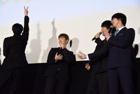 じゃんけんで勝利した高杉真宙（左端）。