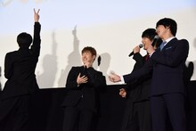 じゃんけんで勝利した高杉真宙（左端）。