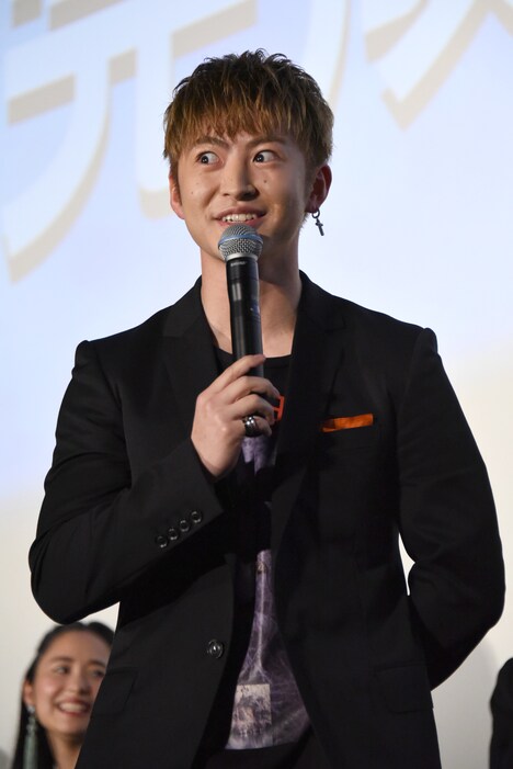 告白をする佐野玲於。